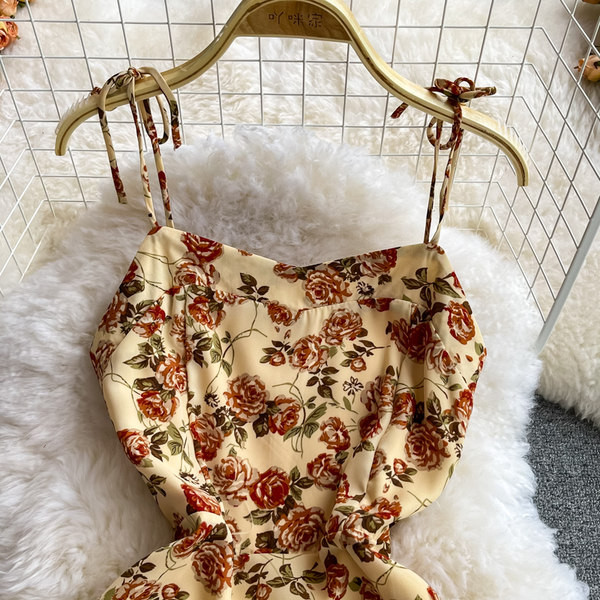 Rochie moderna cu bretele subtiri si model floral