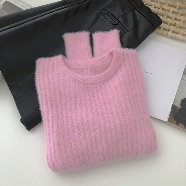 Γυναικείο πουλόβερ με οβάλ λαιμόκοψη και μακριά μανίκια