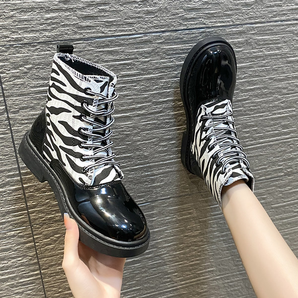 Moderne ženske čizme s vezicama i animal printom