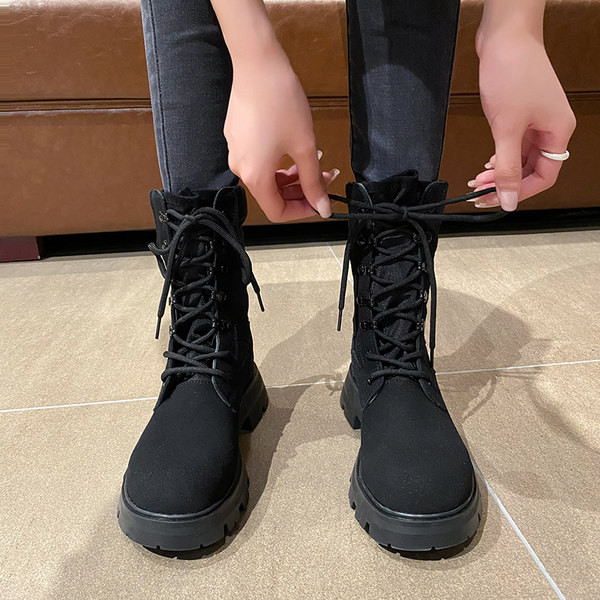 Alkalmi női csizma fűzővel és lapos talppal