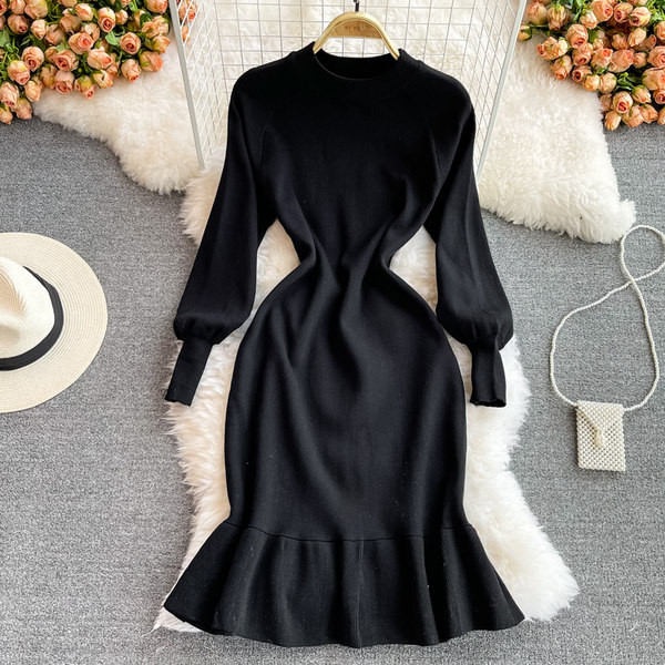 Női ruha kerek nyakkivágással és hosszú ujjal