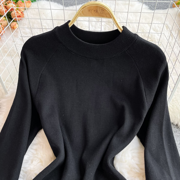 Női ruha kerek nyakkivágással és hosszú ujjal