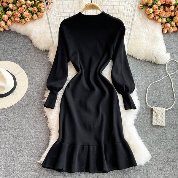 Női ruha kerek nyakkivágással és hosszú ujjal