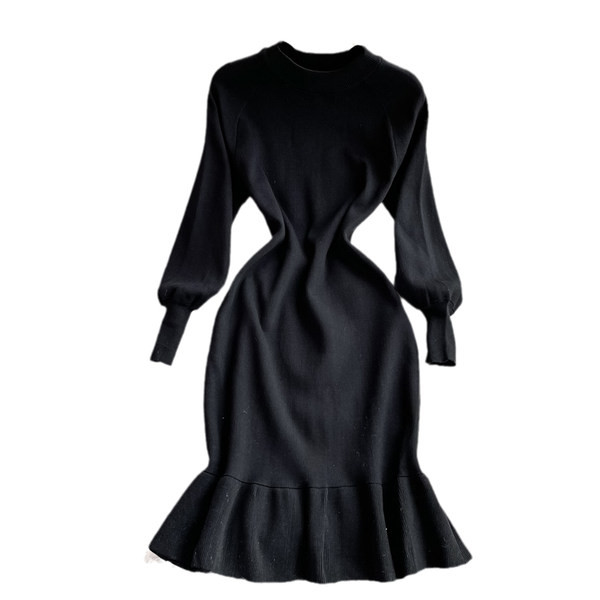 Női ruha kerek nyakkivágással és hosszú ujjal