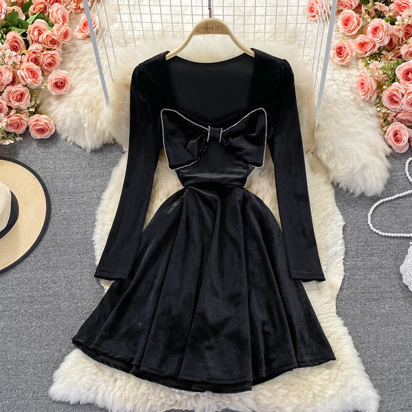 Ženska baršunasta haljina s trakom u crnoj boji