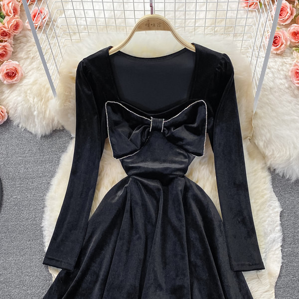 Ženska baršunasta haljina s trakom u crnoj boji