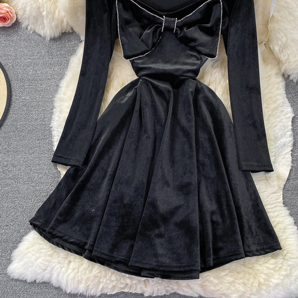 Ženska baršunasta haljina s trakom u crnoj boji