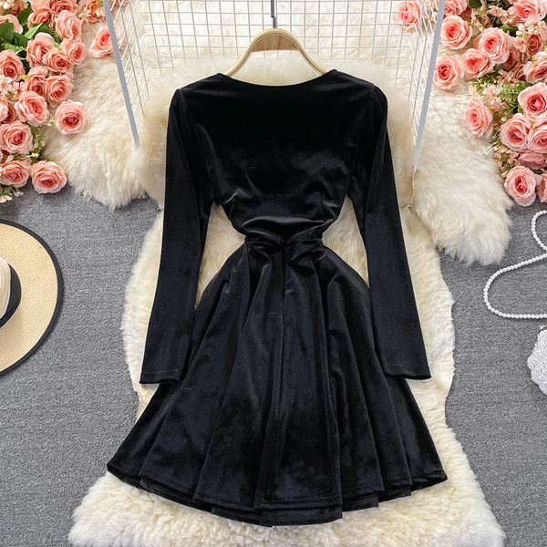 Ženska baršunasta haljina s trakom u crnoj boji