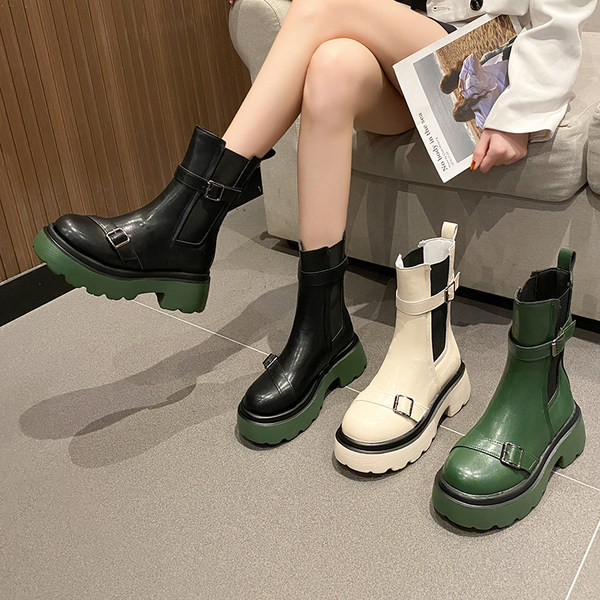 Női alkalmi csizma öko bőrből, csatokkal és lapos talppal