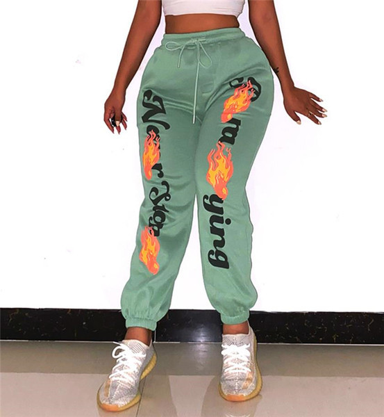 Sport és alkalmi fehérnemű feliratokkal