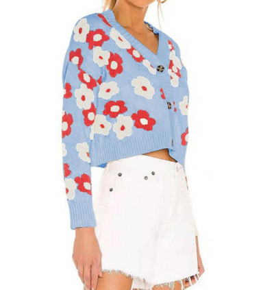 Női kardigán virágmintával és gombokkal