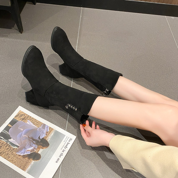 Stílusos női csizma öko velúrból, magas 6 cm-es sarokkal