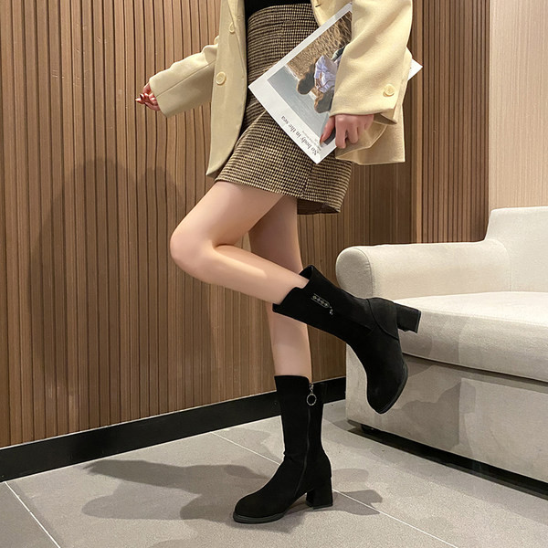 Stílusos női csizma öko velúrból, magas 6 cm-es sarokkal