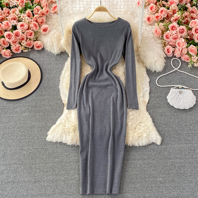 Naiste kaasaegne kleit ovaalse kaelusega ja pikkade varrukatega