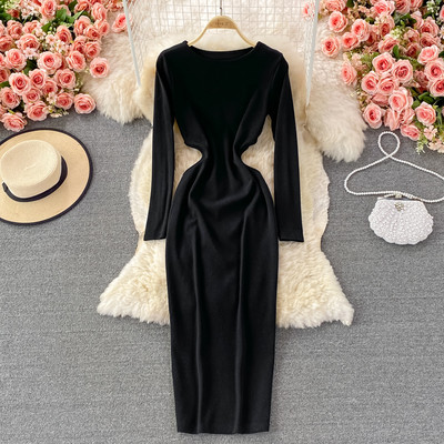 Naiste kaasaegne kleit ovaalse kaelusega ja pikkade varrukatega