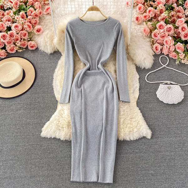 Naiste kaasaegne kleit ovaalse kaelusega ja pikkade varrukatega