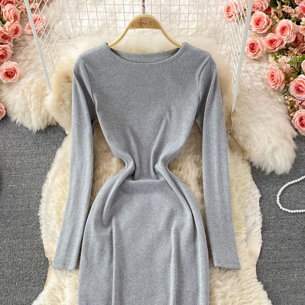 Naiste kaasaegne kleit ovaalse kaelusega ja pikkade varrukatega