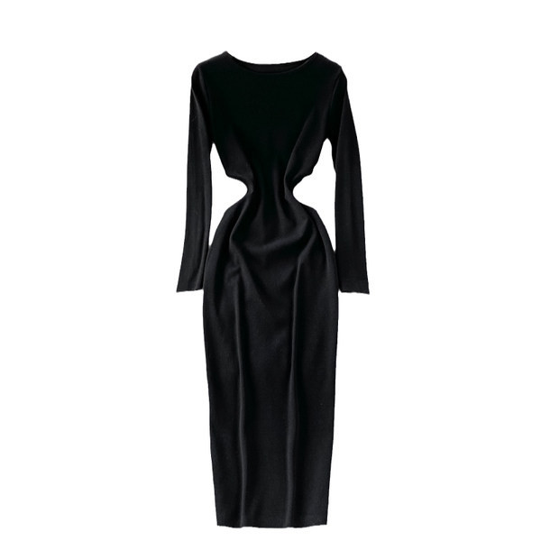 Naiste kaasaegne kleit ovaalse kaelusega ja pikkade varrukatega