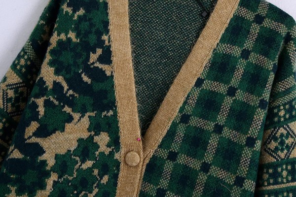 Közepes hosszúságú, virágmintás női kardigán