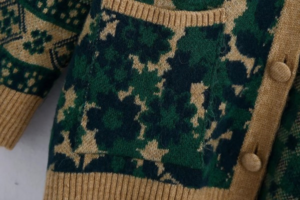 Közepes hosszúságú, virágmintás női kardigán