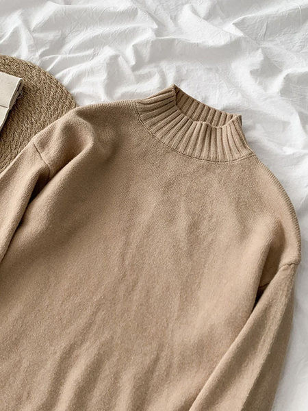 Naiste sviiter, kõrge krae ja pikkade varrukatega mudel