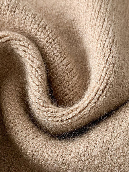 Naiste sviiter, kõrge krae ja pikkade varrukatega mudel