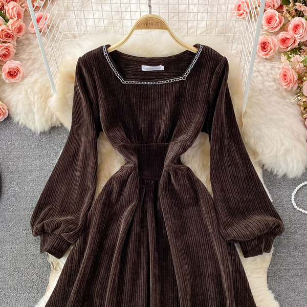 Női bársonyruha és fémlánc