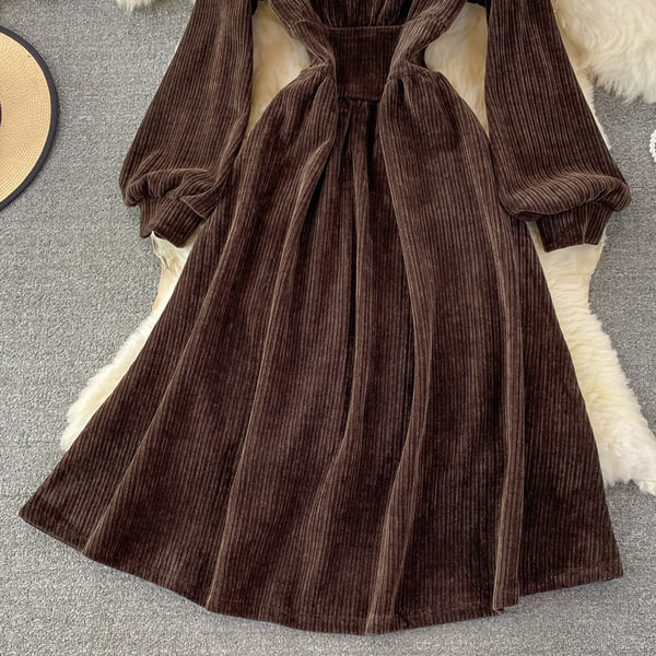 Női bársonyruha és fémlánc