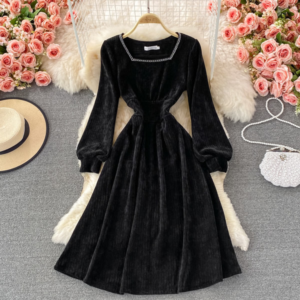 Női bársonyruha és fémlánc