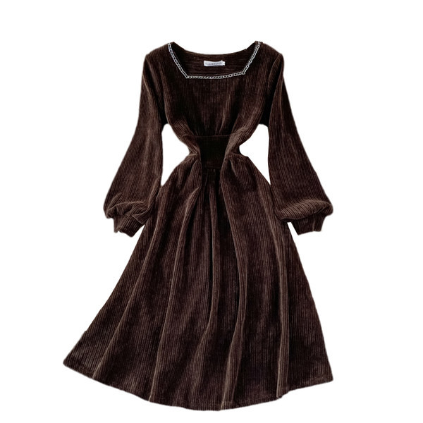 Női bársonyruha és fémlánc