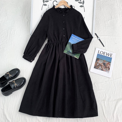 Moodne naiste lõikega nööpide ja pikkade varrukatega kleit