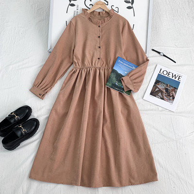 Moodne naiste lõikega nööpide ja pikkade varrukatega kleit