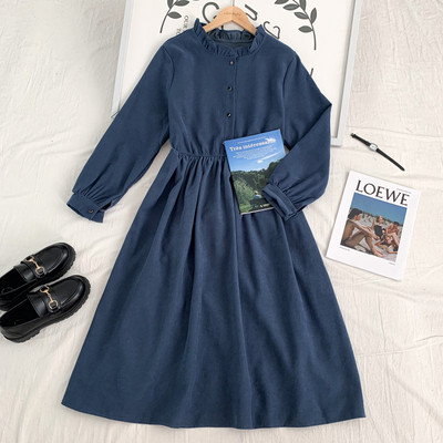 Moodne naiste lõikega nööpide ja pikkade varrukatega kleit