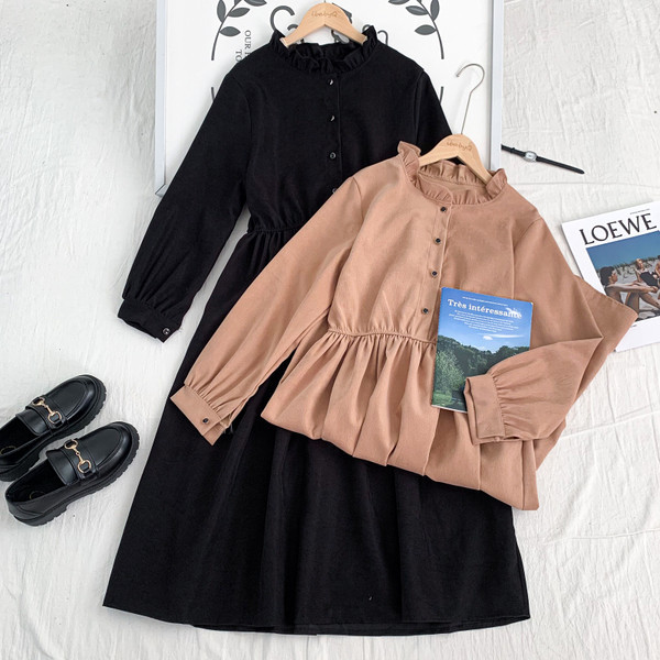 Moodne naiste lõikega nööpide ja pikkade varrukatega kleit