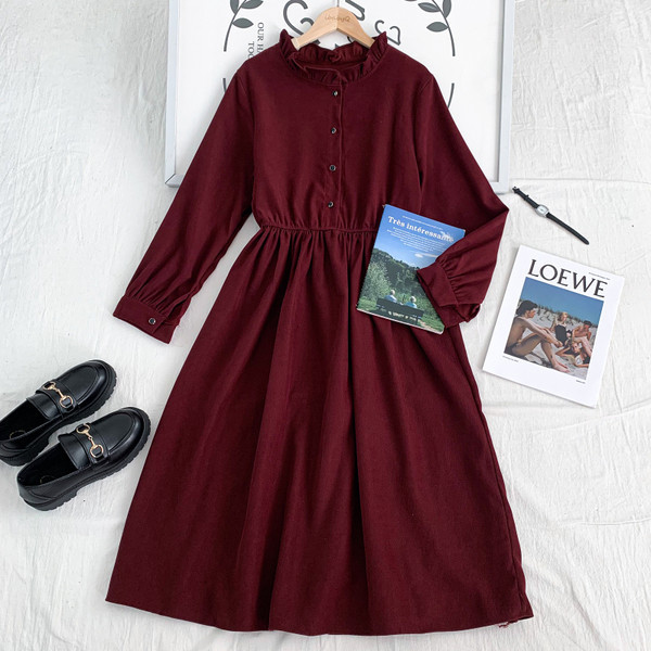 Moodne naiste lõikega nööpide ja pikkade varrukatega kleit