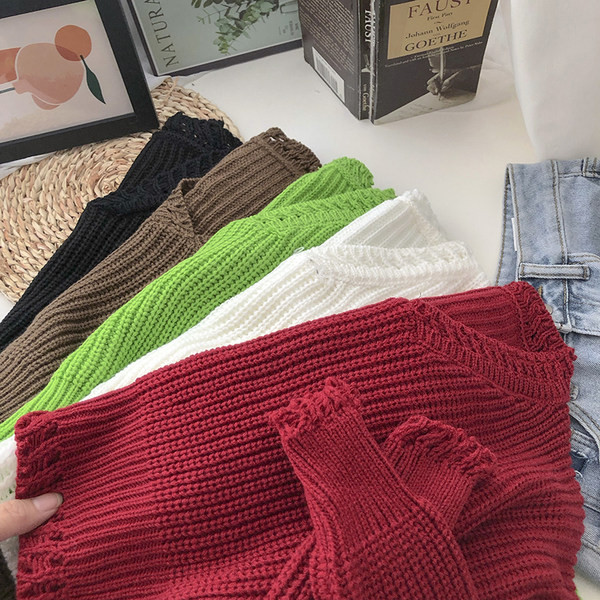 Új modellű pulóver spitz nyakkivágással