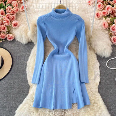 Modern női ruha magas gallérral és hasítékkal