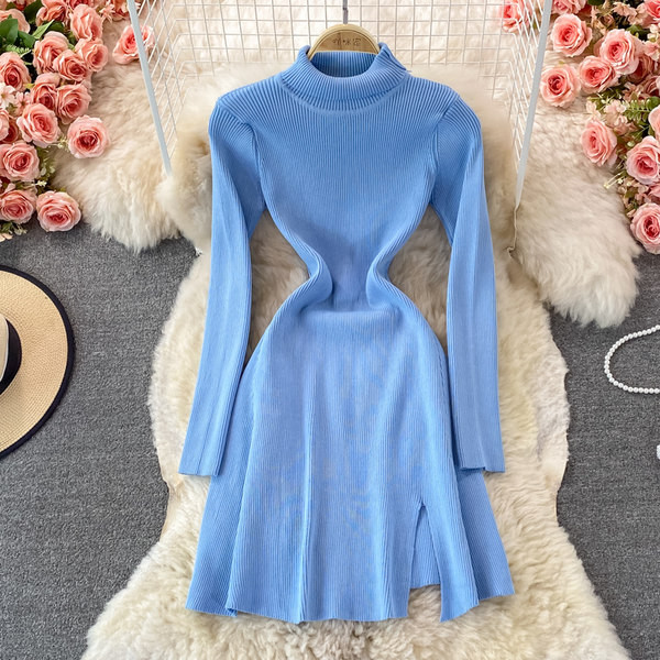 Modern női ruha magas gallérral és hasítékkal