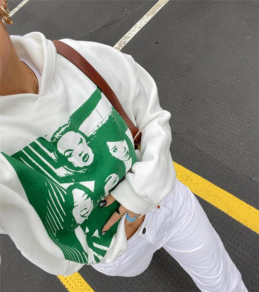 Hétköznapi női pulóver kapucnival és mintával