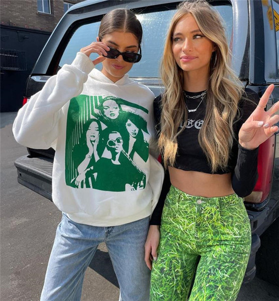 Hétköznapi női pulóver kapucnival és mintával