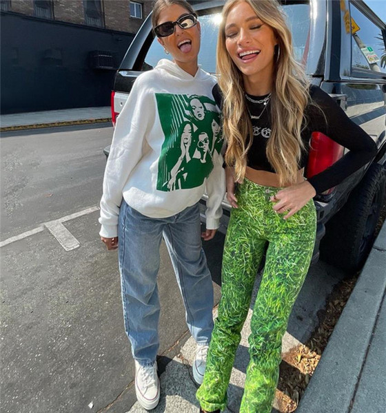 Hétköznapi női pulóver kapucnival és mintával