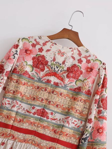 Kaasaegne naiste kleit spits kaelusega ja lillemustriga