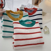 Csíkos női pulóver ovális nyakkivágással és hosszú ujjal