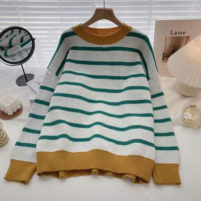 Csíkos női pulóver ovális nyakkivágással és hosszú ujjal