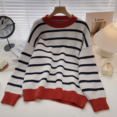 Csíkos női pulóver ovális nyakkivágással és hosszú ujjal