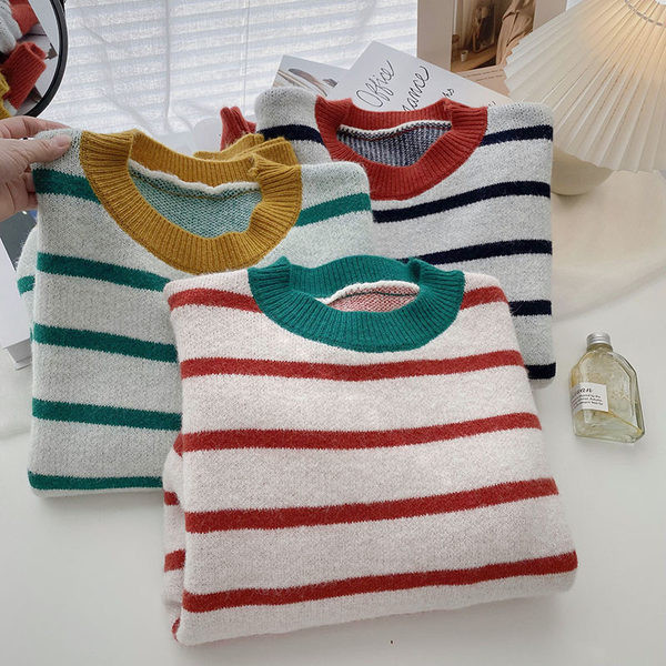 Csíkos női pulóver ovális nyakkivágással és hosszú ujjal