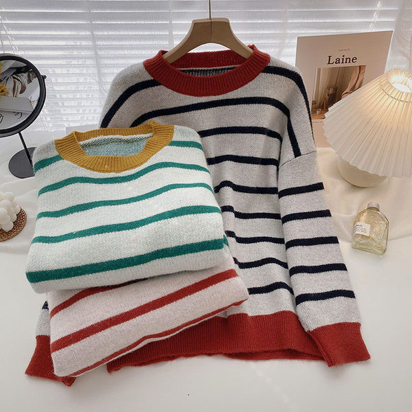 Csíkos női pulóver ovális nyakkivágással és hosszú ujjal