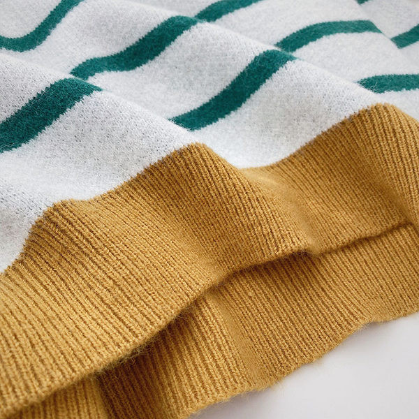 Csíkos női pulóver ovális nyakkivágással és hosszú ujjal