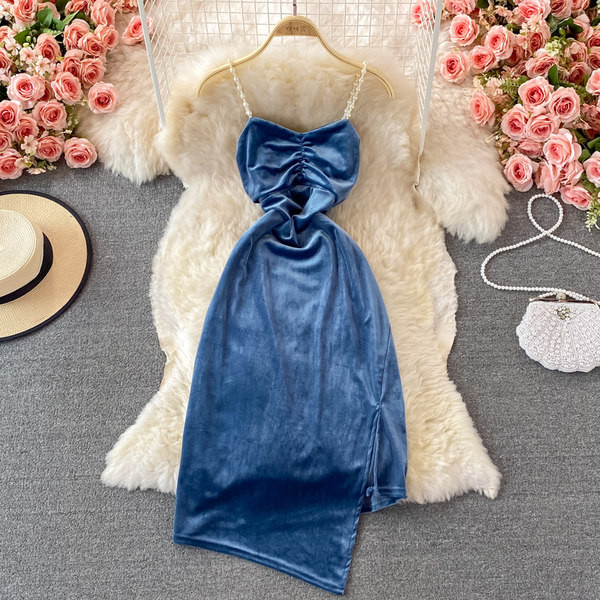 Aszimmetrikus női ruha gyöngyökkel