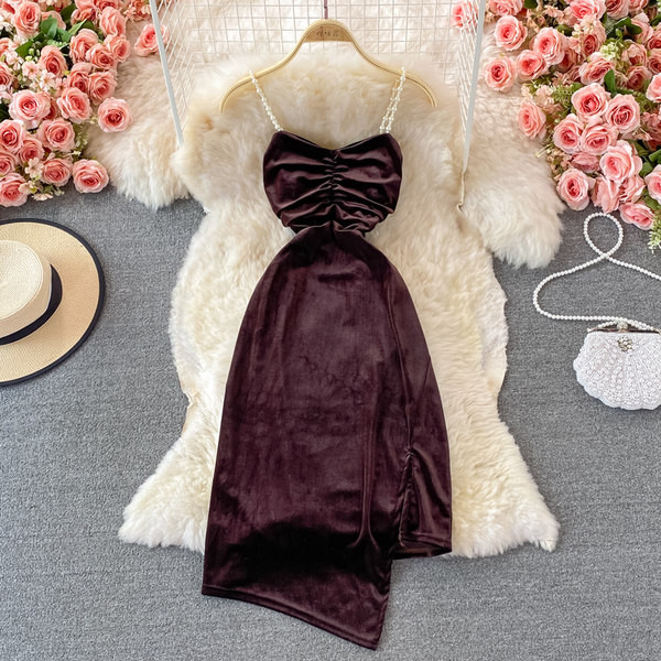 Aszimmetrikus női ruha gyöngyökkel